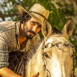 'Pantanal': José Leôncio é interpretado por Renato Góes e Marcos Palmeira em fases diferentes