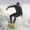 Cauã Reymond é um cara bem esportista e basta fazer um solzinho para o galã da Globo pegar a prancha e ir surfar na praia