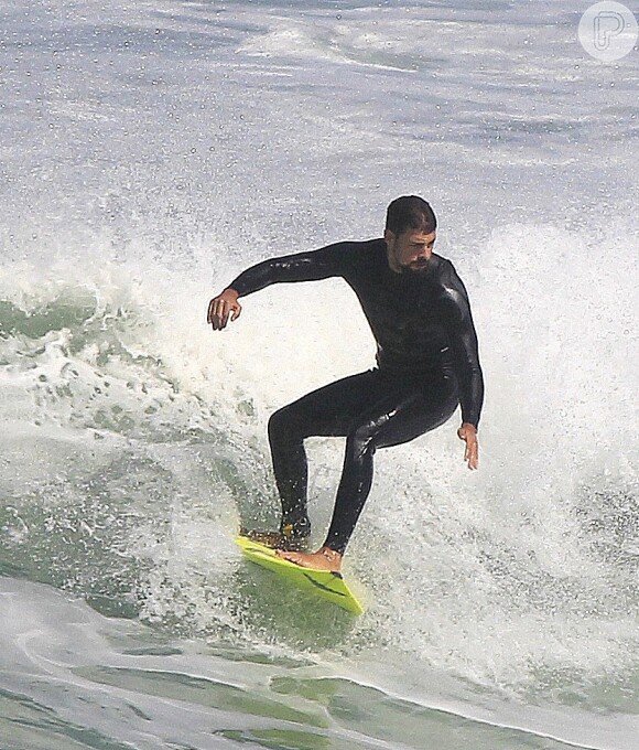 Cauã Reymond é um cara bem esportista e basta fazer um solzinho para o galã da Globo pegar a prancha e ir surfar na praia