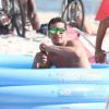 Thiago Martins é gente como a gente e também aluga piscina inflável na praia para se refrescar e, de quebra, ainda toma uma cervejinha com os amigos