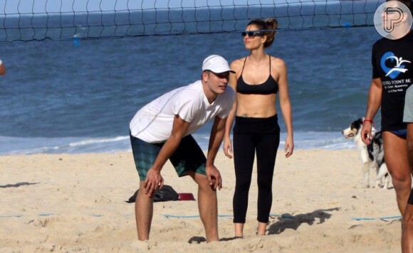 Outro esporte que os famosos gostam de praticar é o vôlei. Não é difícil de encontrar Fernanda Lima e Rodrigo Hilbert tentando passar a bola por cima da rede