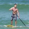 De volta ao mar, José Loreto gosta de praticar o stand up paddle, que foi sucesso entre os famosos em 2013