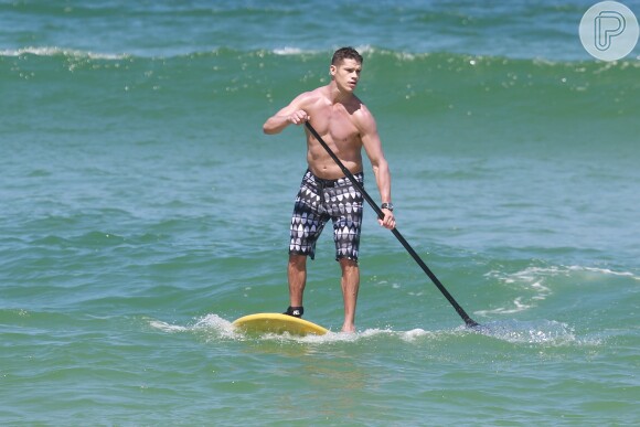 De volta ao mar, José Loreto gosta de praticar o stand up paddle, que foi sucesso entre os famosos em 2013
