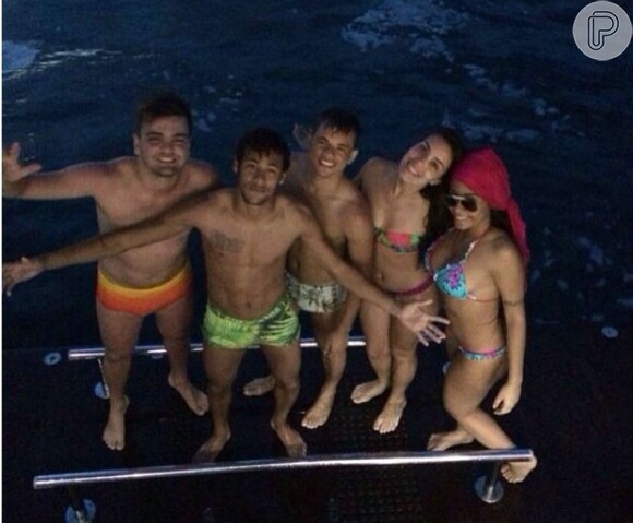 Tem famoso que também curte o verão à noite. Neymar já fez um passeio de barco sob a luz da lua e se refrescou com os amigos e com a irmã, Rafaella Beckran