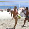 Outra alternativa de esporte na praia é o futevôlei, no qual não se pode colocar a mão na bola. Não é, Márcio Garcia?
