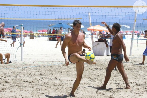 Outra alternativa de esporte na praia é o futevôlei, no qual não se pode colocar a mão na bola. Não é, Márcio Garcia?