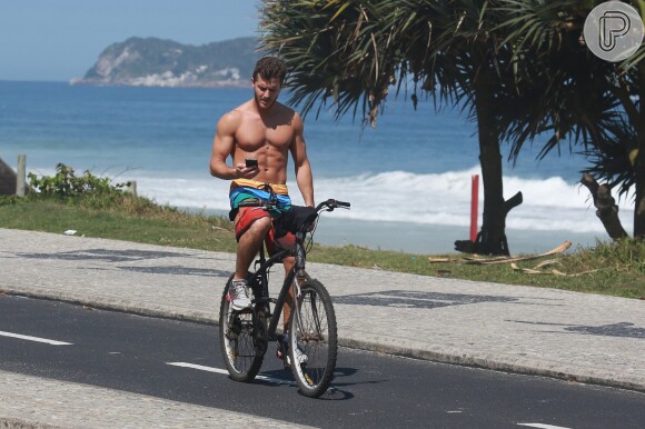 Além do skate, tem aqueles que gostam de curtir o cenário paradisíaco do Rio de Janeiro em cima de uma bicicleta. Esse é o caso de Klebber Toledo, da novela 'Império'