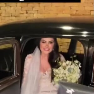 Casamento de Natália Guimarães e Leandro, do KLB: noiva chegou em um carro preto com uma placa personalizada