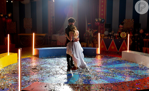 João (Igor Jansen) e Poliana (Sophia Valverde) dançam no fim da festa no capítulo de terça-feira, 29 de março de 2022 da novela 'Poliana Moça'