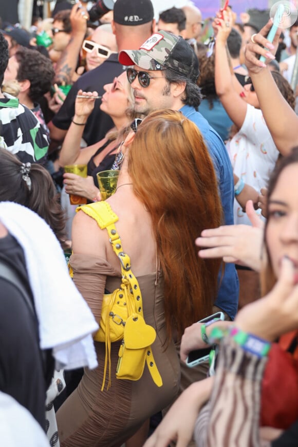 Marina Ruy Barbosa usou bolsa da grife Balenciaga para curtir show no Lollapalooza