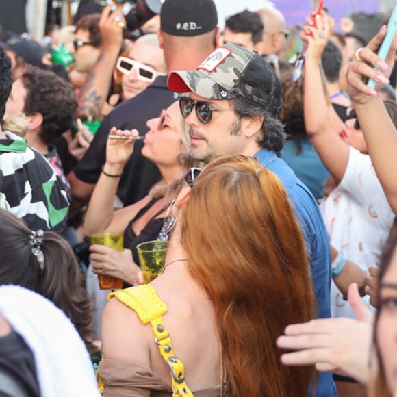 Marina Ruy Barbosa usou bolsa da grife Balenciaga para curtir show no Lollapalooza