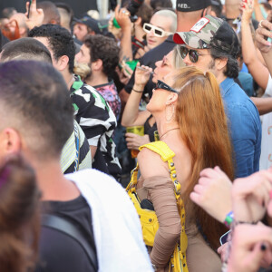 Look de Marina Ruy Barbosa no Lollapalooza: atriz usou vestido tubinho de mangas compridas e decote profundo