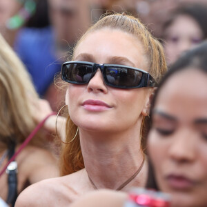 Marina Ruy Barbosa combina óculos escuros grifados com argolas nas orelhas em festival de música