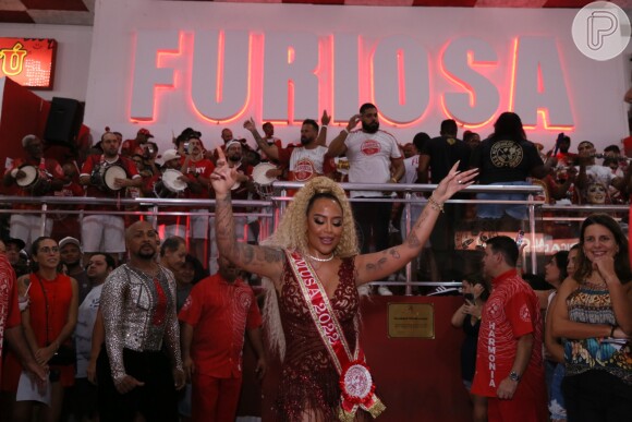 Rafaella Santos apostou em look all red com decote e renda ao ser apresentada como musa do Salgueiro para o carnaval 2022