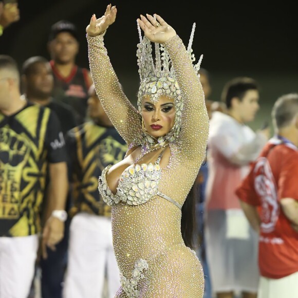 Grávida, Viviane Araujo sambou no ensaio técnico do Salgueiro