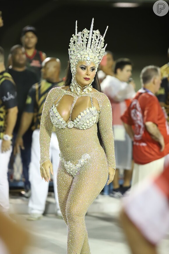 Viviane Araújo usou macacão vazado e cheio de brilhos em ensaio de Carnaval