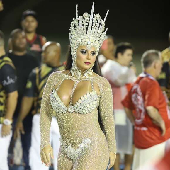 Viviane Araújo usou macacão vazado e cheio de brilhos em ensaio de Carnaval