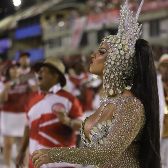 Fantasia de Viviane Araujo para desfile vai ser leve, confortável e sem peso nas costas