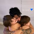 Andressa Suita mostra foto de Gusttavo Lima com o rosto cansado ao abraçar os filhos