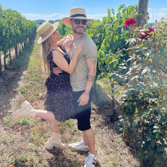 Namorada do político e ativista da causa animal Felipe Becari, Carla Diaz fez post em seu Instagram negando que tenha sido agredida