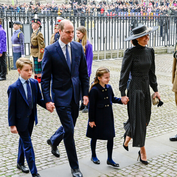 Look com poá elegante: Kate Middleton usa vestido com a estampa em evento com filhos e William