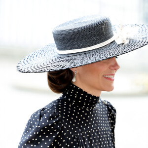 Kate Middleton escolheu vestido de poá com gola alta e mangas levemente bufantes