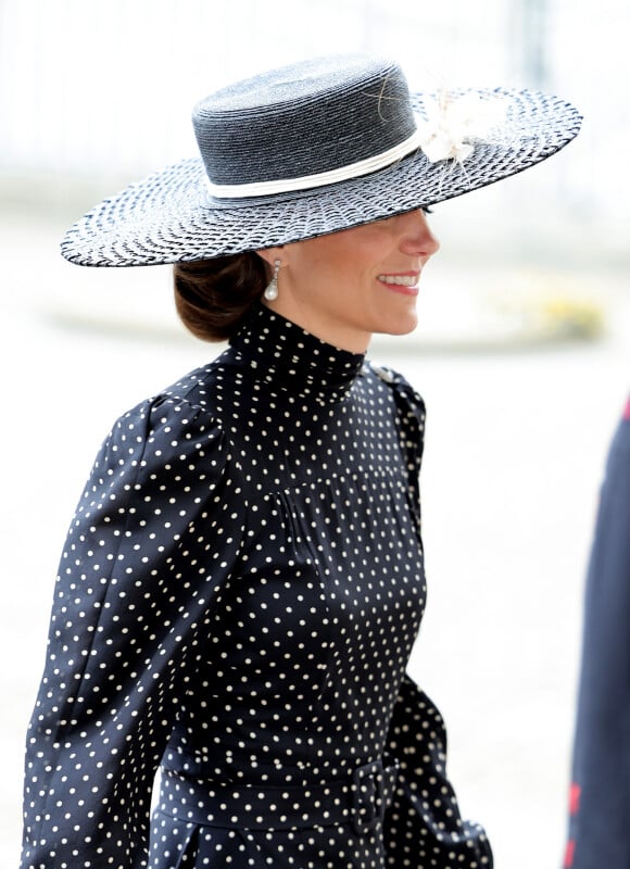 Kate Middleton escolheu vestido de poá com gola alta e mangas levemente bufantes