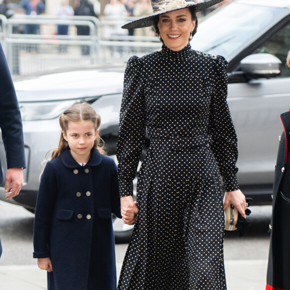 Vestido midi de poá: Kate Middleton montou look elegante com a peça clássica na moda