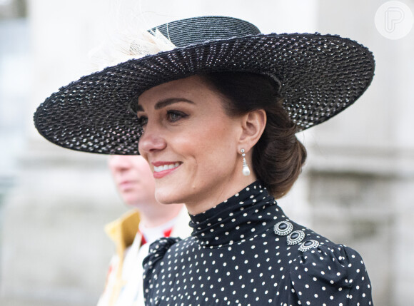 Como usar look de poá em produção elegante? Kate Middleton inspira com visual estiloso em evento