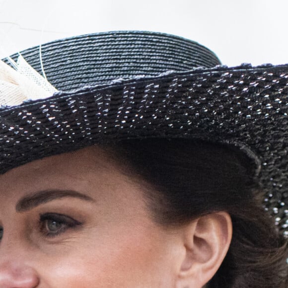 Como usar look de poá em produção elegante? Kate Middleton inspira com visual estiloso em evento