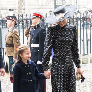 O vestido de poá com comprimento midi deixou elegante o look de Kate Middleton em evento com filhos