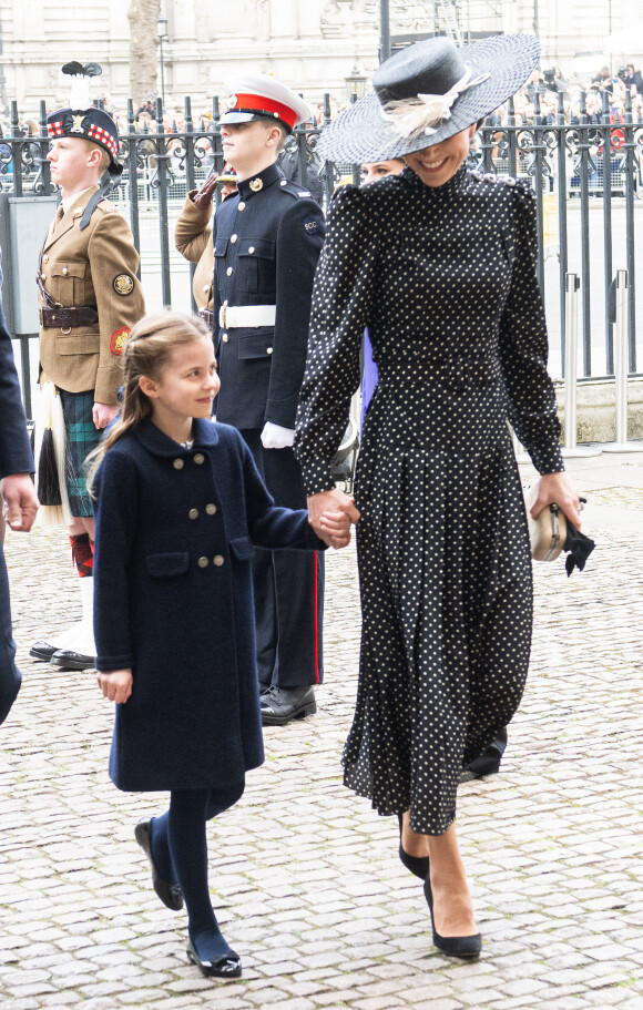 O vestido de poá com comprimento midi deixou elegante o look de Kate Middleton em evento com filhos