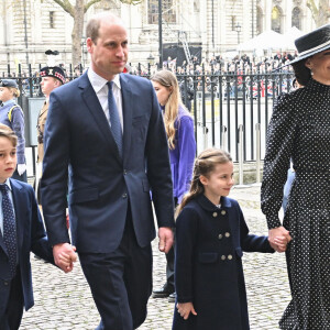 George e Charlotte, de 9 e 6 anos, foram com os pais a evento da realeza