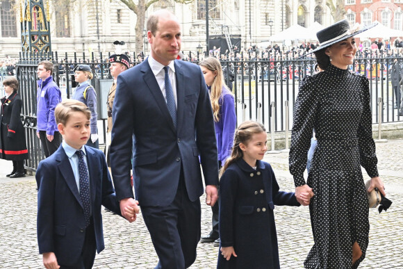 George e Charlotte, de 9 e 6 anos, foram com os pais a evento da realeza