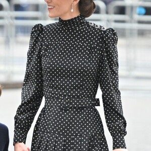 Vestido midi de poá usado por Kate Middleton é da designer Alessandra Rich
