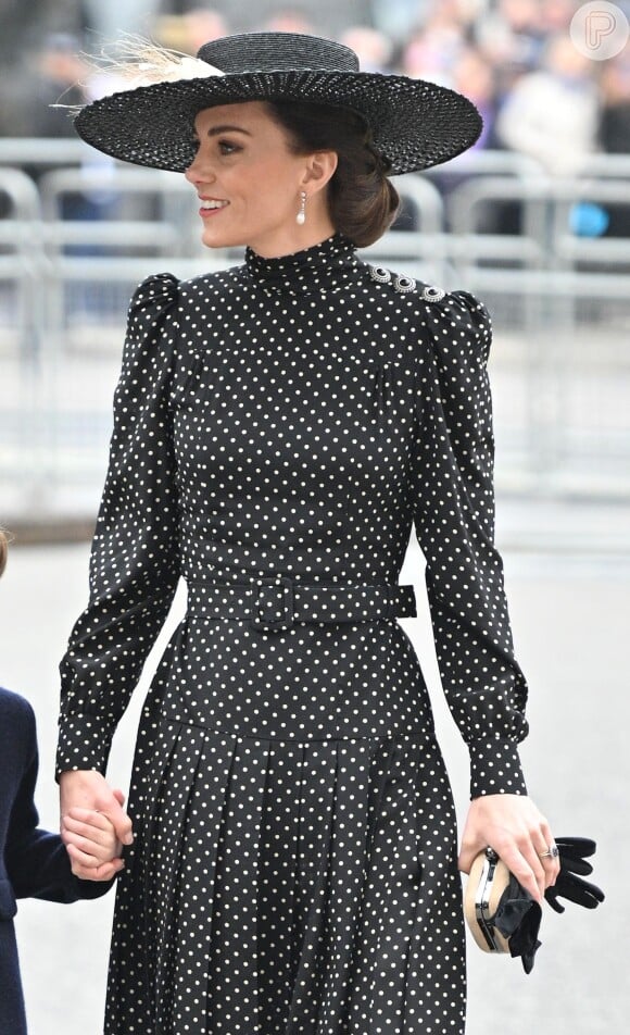 Vestido midi de poá usado por Kate Middleton é da designer Alessandra Rich
