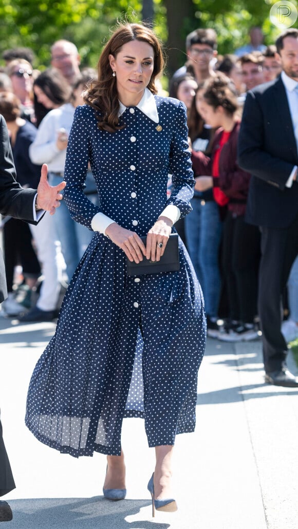A combinação de vestido midi e poá foi escolha de Kate Middleton em outra produção: nesta, ela preferiu uma peça com manga e gola em branco.
