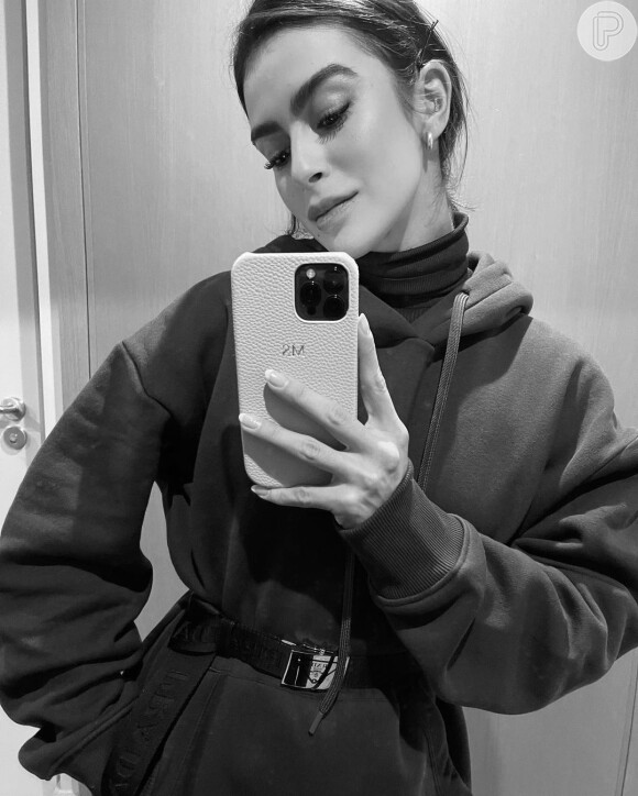 Mari Saad postou selfie no espelho em viagem com Romulo Neto