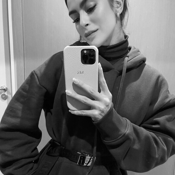 Mari Saad postou selfie no espelho em viagem com Romulo Neto