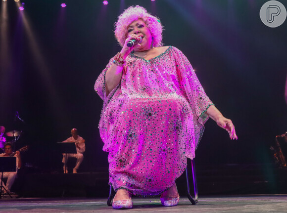 Carnaval 2022: Alcione, vestida de rosa, também se apresentou em show de verão da Mangueira