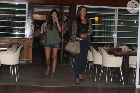 Bruna Marquezine sai para janta sem a companhia do namorado, Neymar