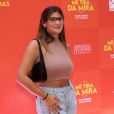 Giulia Costa deixou a barriga de fora, assim como Mel Maia, mas combinou top com calça jeans
