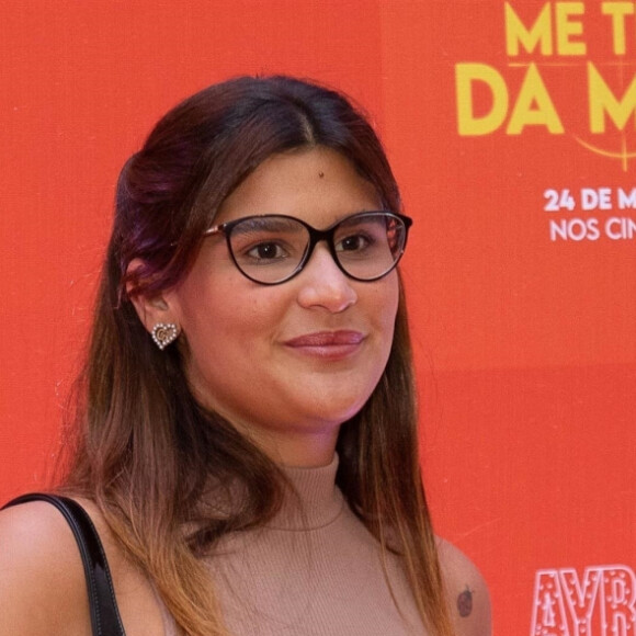 Giulia Costa deixou a barriga de fora, assim como Mel Maia, mas combinou top com calça jeans