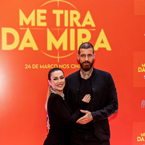 Cleo, assim como Mel Maia, optou por look todo preto ao exibir estilo em evento de estreia de filme