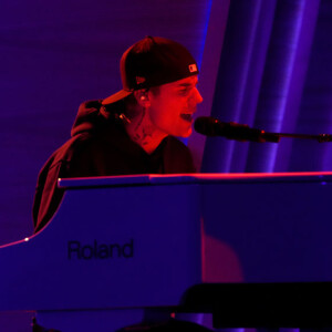 Grammy 2022: Justin Bieber tocou piano e arrasou nos vocais em performance da música 'Peaches'