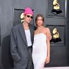 Grammy 2022: Hailey Bieber usou vestido Yves Saint Laurent com joias Tiffany & Co