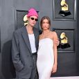 Grammy 2022: Hailey Bieber usou vestido Yves Saint Laurent com joias Tiffany &amp; Co