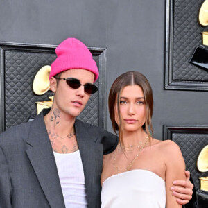 Grammy 2022: Hailey Bieber usou vestido Yves Saint Laurent com joias Tiffany & Co