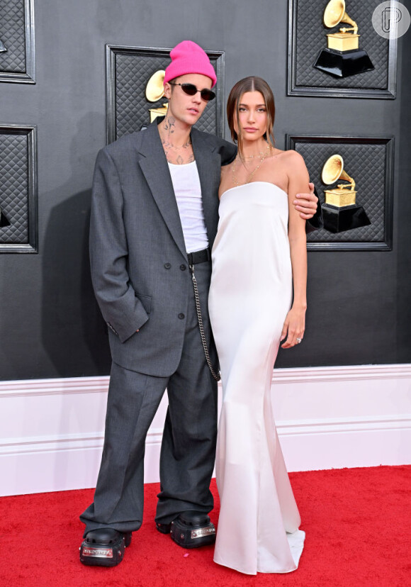 Grammy 2022: Hailey Bieber usou vestido Yves Saint Laurent com joias Tiffany & Co