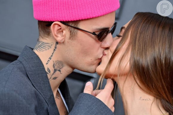 Grammy 2022: Justin Bieber e Hailey Bieber trocaram beijo no tapete vermelho